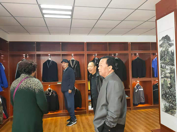 甘肅省文史館原館長(zhǎng)劉醒初、 隴南市政協(xié)原副主席張俊蘭一行到蘭州耐特服飾有限公司隴南生產(chǎn)基地參觀(guān)